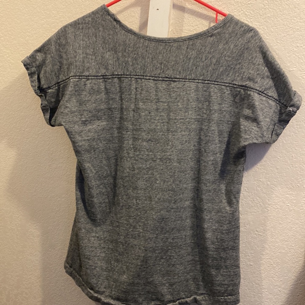Rustic Ridge gray top with pocket - Picture 4 of 4